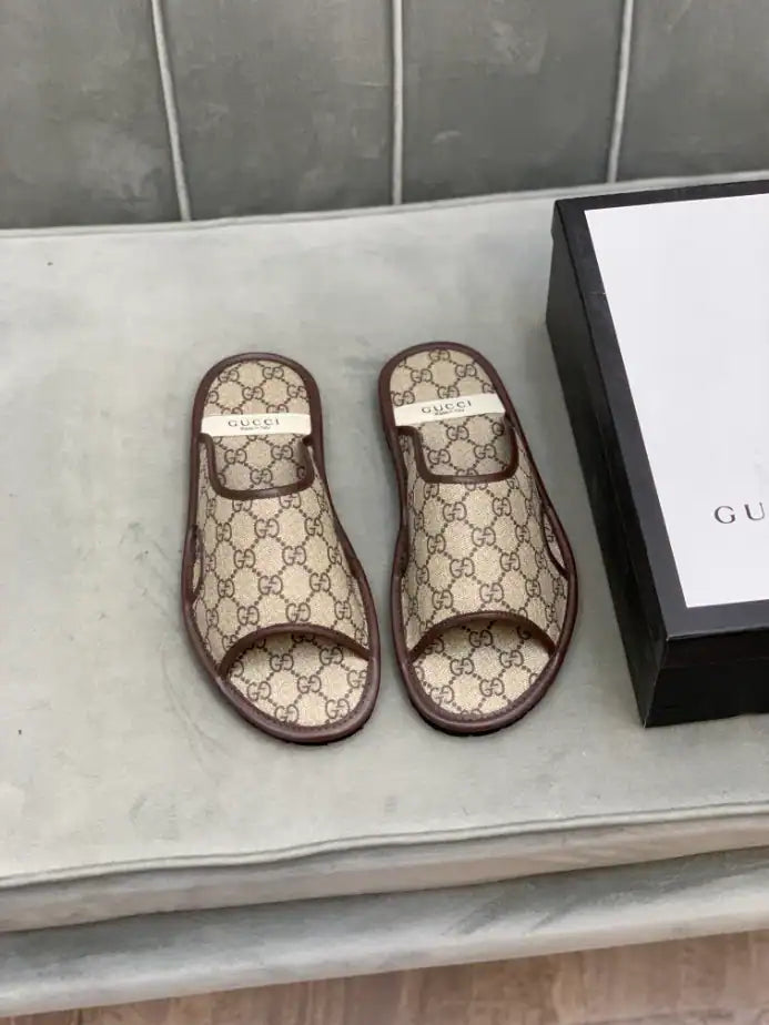 GUCCI MEN’S GG SUPREME SLIDE SANDAL – GSL063