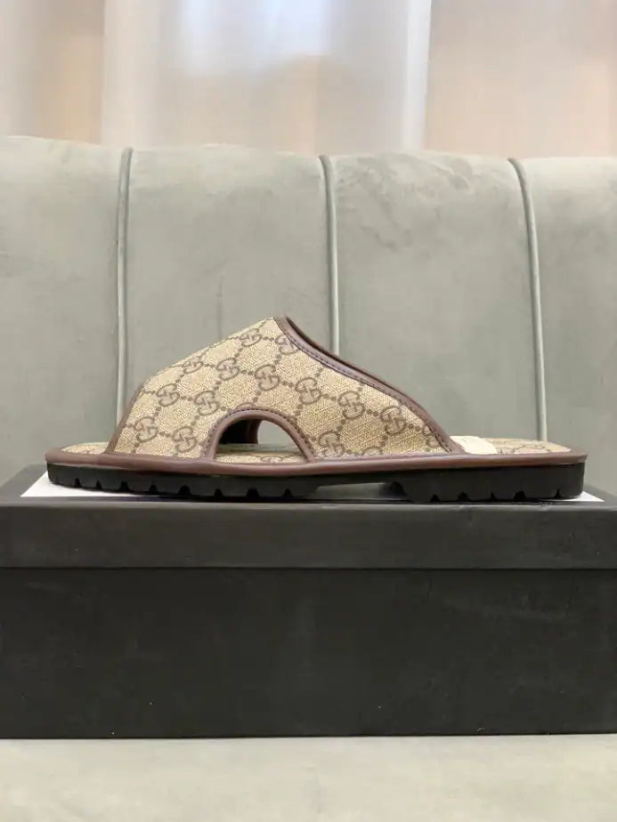 GUCCI MEN’S GG SUPREME SLIDE SANDAL – GSL063