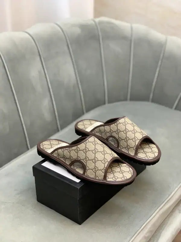 GUCCI MEN’S GG SUPREME SLIDE SANDAL – GSL063