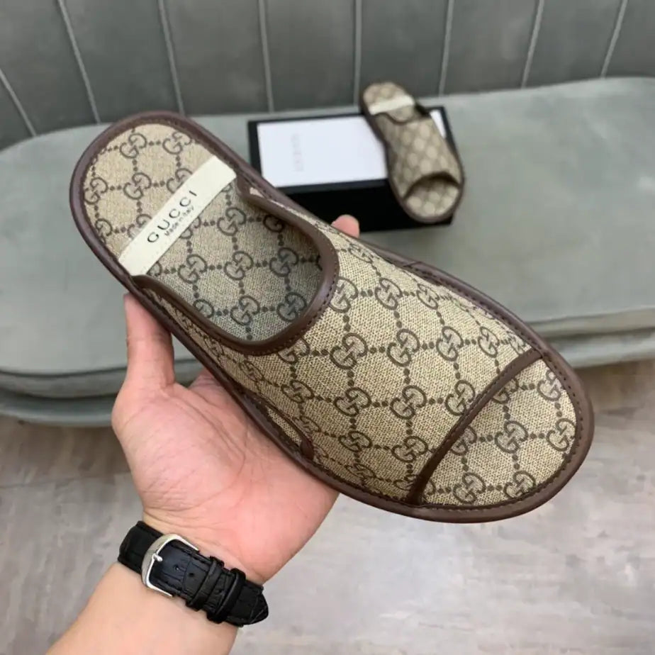 GUCCI MEN’S GG SUPREME SLIDE SANDAL – GSL063