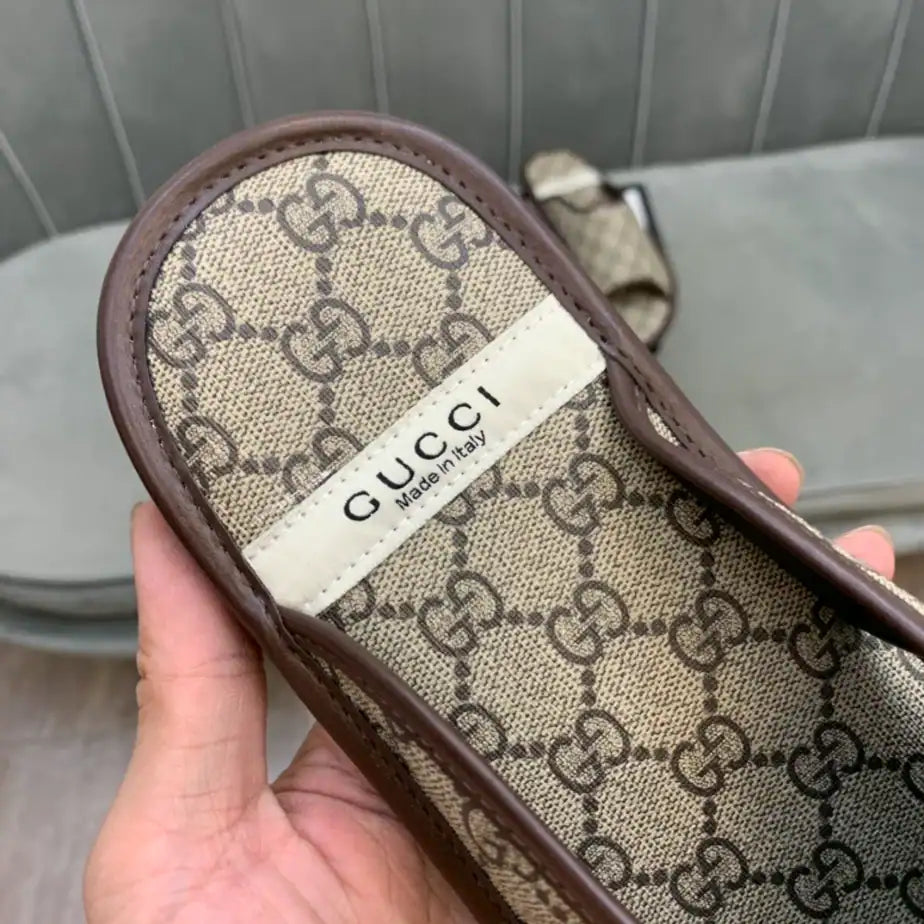 GUCCI MEN’S GG SUPREME SLIDE SANDAL – GSL063