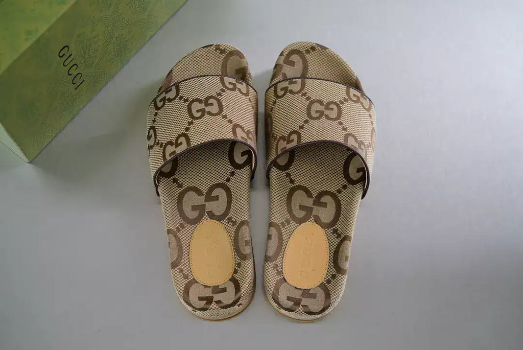 GUCCI MEN’S MAXI GG CANVAS SLIDE SANDAL – GSL070