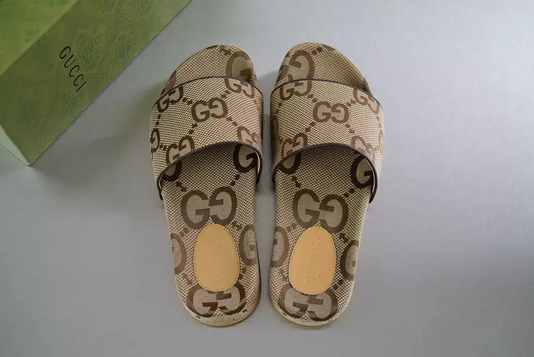 GUCCI MEN’S MAXI GG CANVAS SLIDE SANDAL – GSL070