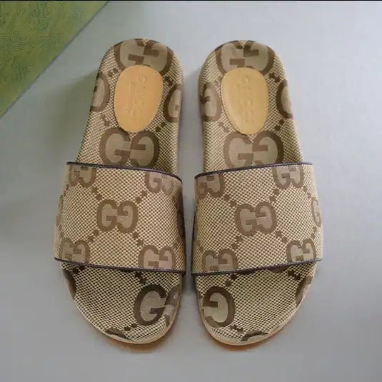 GUCCI MEN’S MAXI GG CANVAS SLIDE SANDAL – GSL070