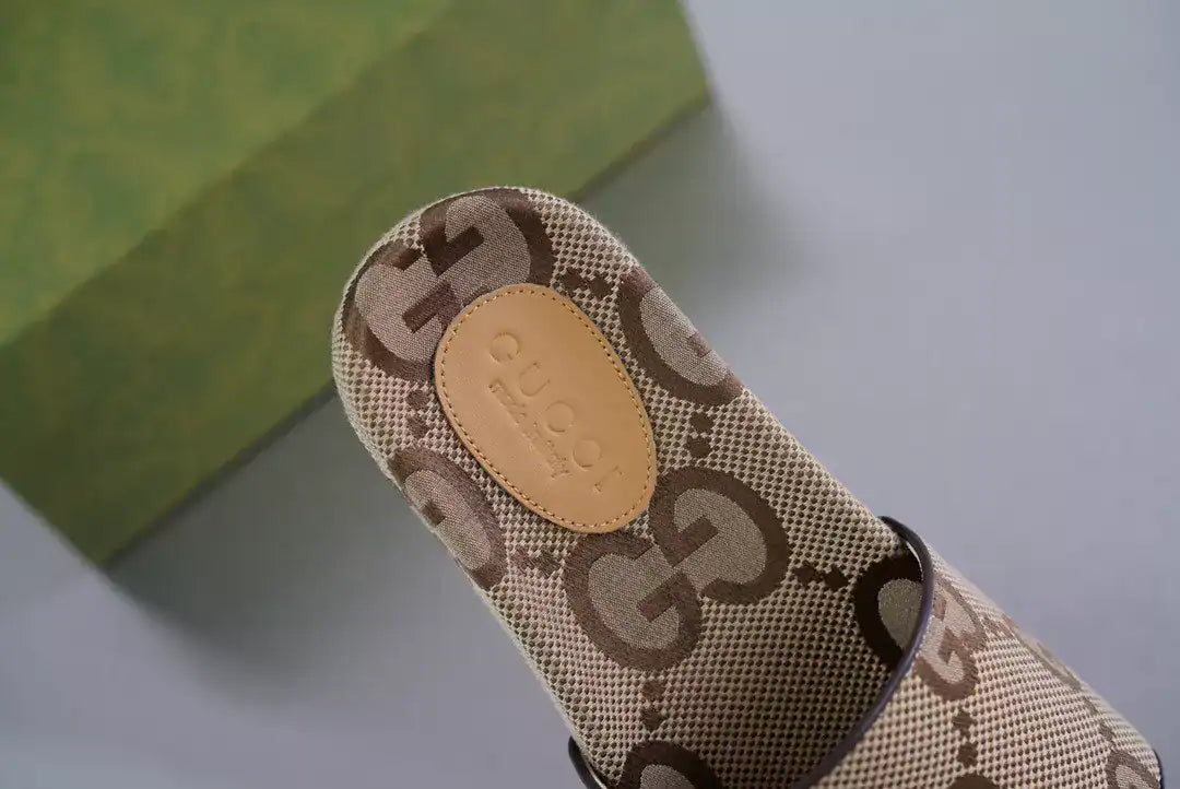 GUCCI MEN’S MAXI GG CANVAS SLIDE SANDAL – GSL070