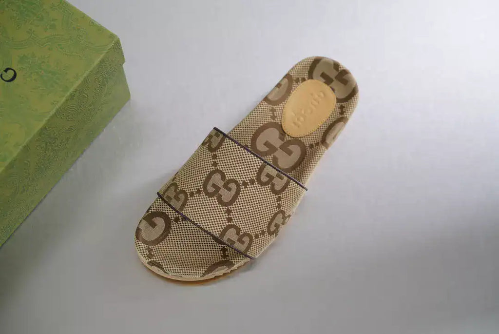 GUCCI MEN’S MAXI GG CANVAS SLIDE SANDAL – GSL070