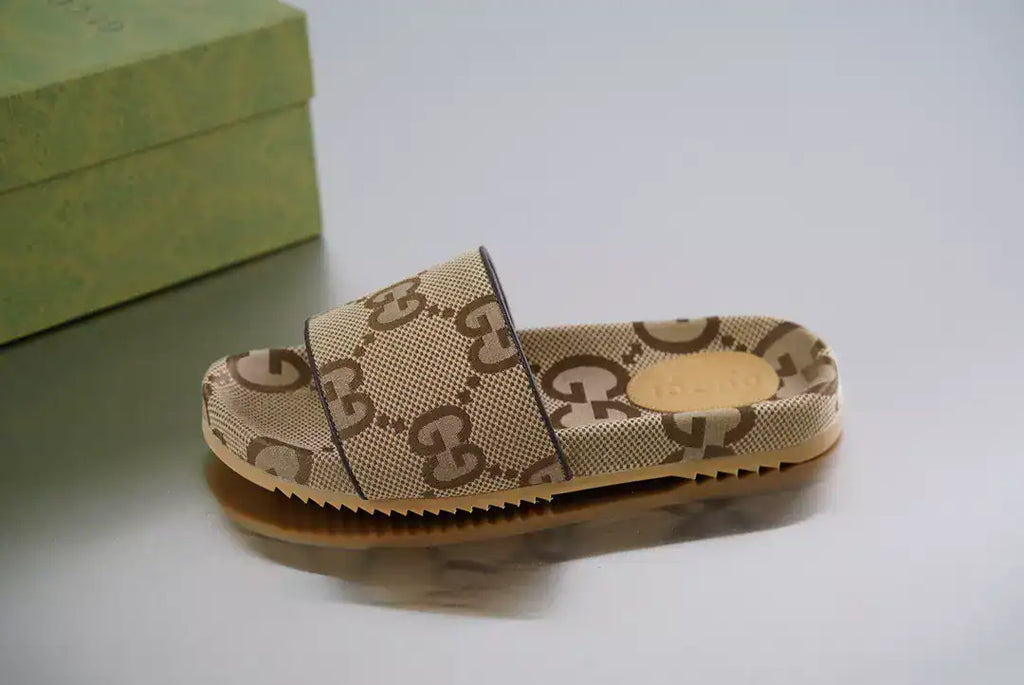 GUCCI MEN’S MAXI GG CANVAS SLIDE SANDAL – GSL070