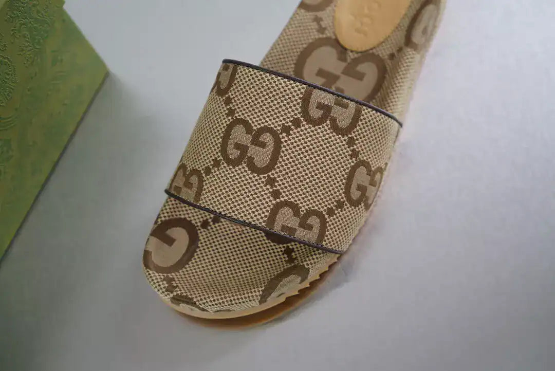 GUCCI MEN’S MAXI GG CANVAS SLIDE SANDAL – GSL070