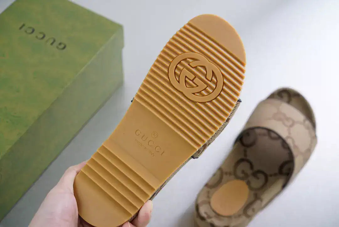GUCCI MEN’S MAXI GG CANVAS SLIDE SANDAL – GSL070
