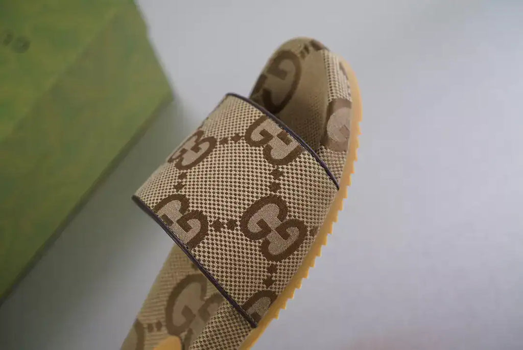 GUCCI MEN’S MAXI GG CANVAS SLIDE SANDAL – GSL070
