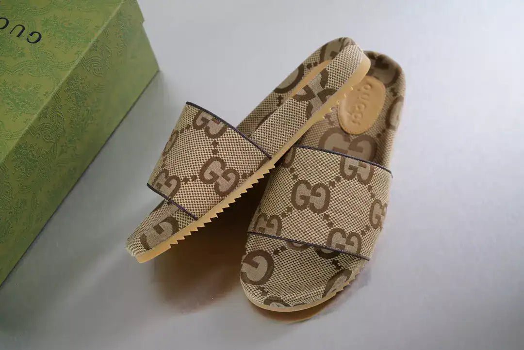 GUCCI MEN’S MAXI GG CANVAS SLIDE SANDAL – GSL070