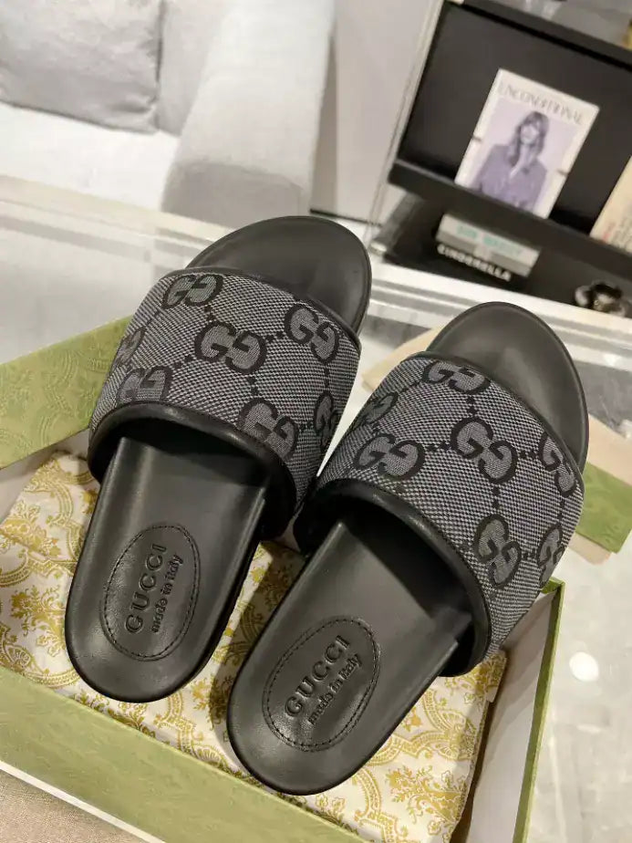 GUCCI MEN’S SLIDE SANDAL – GSL064