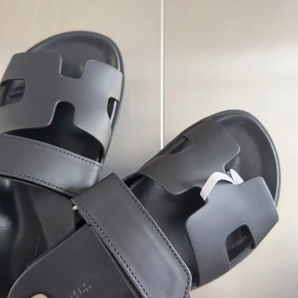 HERMES MEN’S CHYPRE SANDALS IN BLACK CALFSKIN – HMSD007