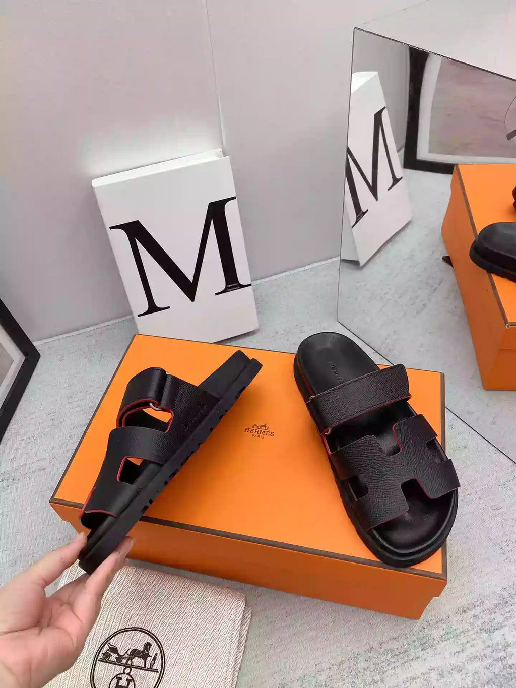 HERMES MEN’S CHYPRE SANDALS IN BLACK EPSOM CALFSKIN – HMSD009