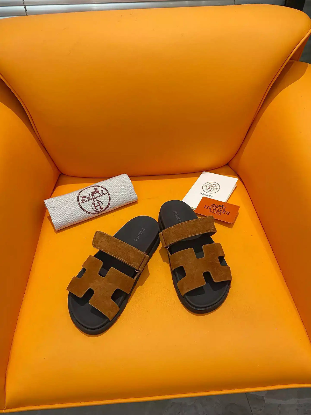 HERMES MEN’S CHYPRE SANDALS IN BROWN SUEDE CALFSKIN – HMSD012