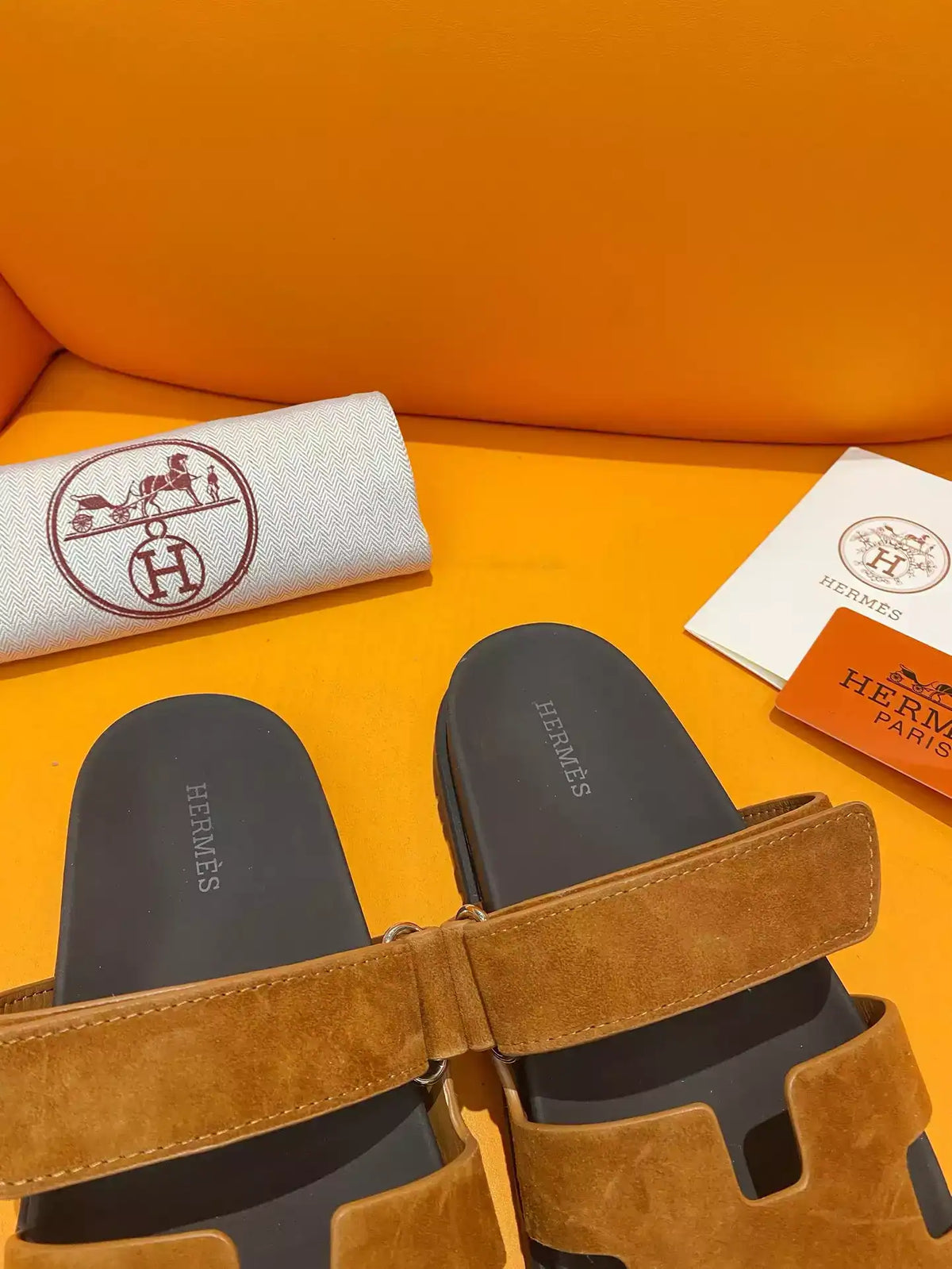 HERMES MEN’S CHYPRE SANDALS IN BROWN SUEDE CALFSKIN – HMSD012