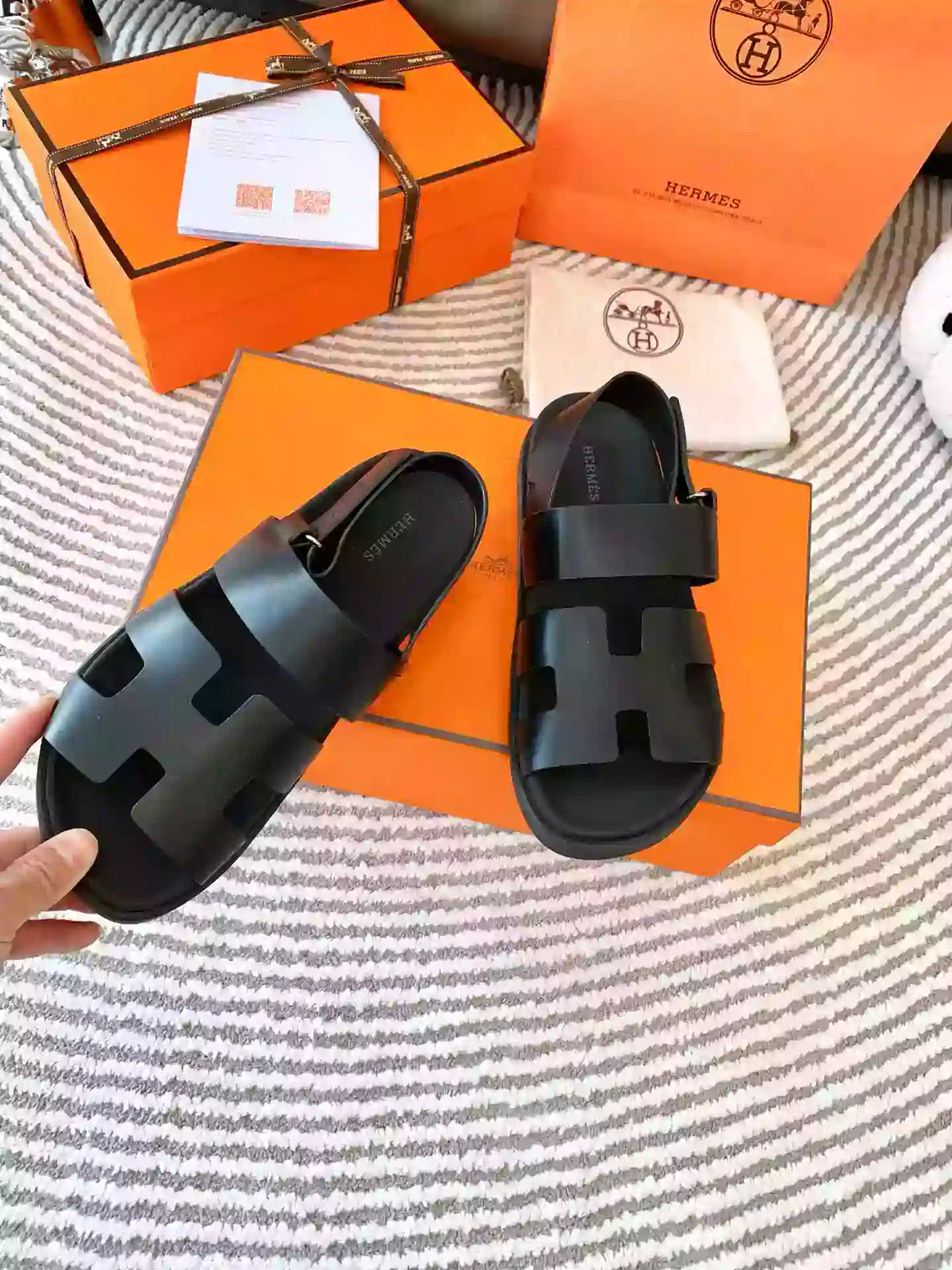 HERMES MEN’S GENIUS SANDALS IN BLACK CALFSKIN – HMSD003
