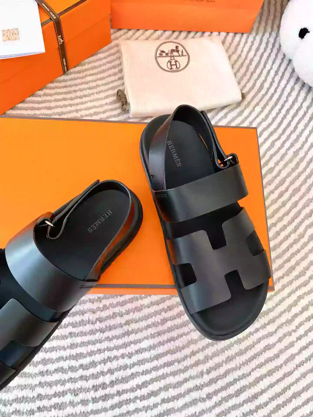 HERMES MEN’S GENIUS SANDALS IN BLACK CALFSKIN – HMSD003