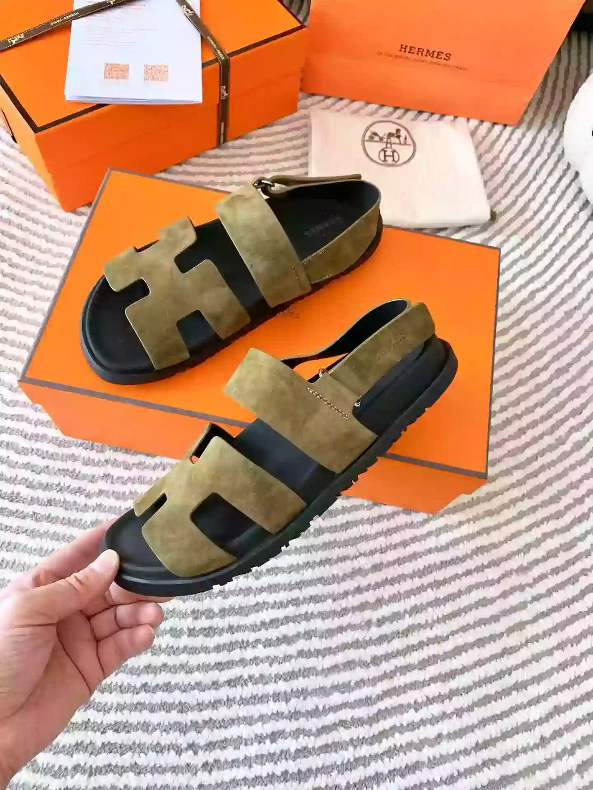 HERMES MEN’S GENIUS SANDALS IN GREEN SUEDE CALFSKIN – HMSD005