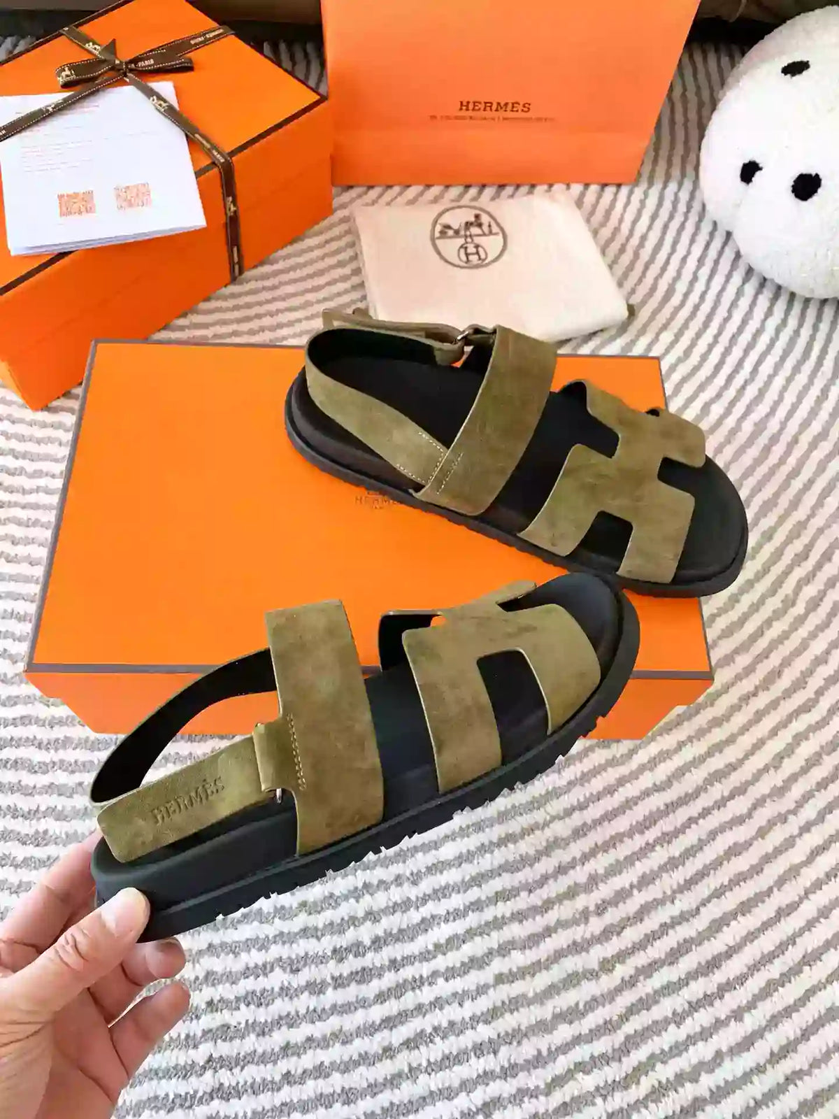 HERMES MEN’S GENIUS SANDALS IN GREEN SUEDE CALFSKIN – HMSD005