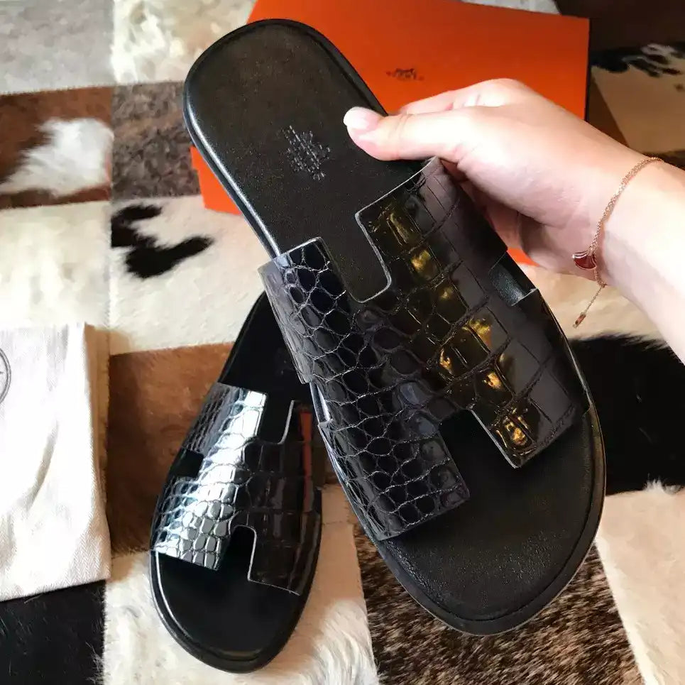 HERMES MEN’S IZMIR SANDALS IN BLACK SHINY NILOTICUS CROCODILE LEATHER – HMSD034