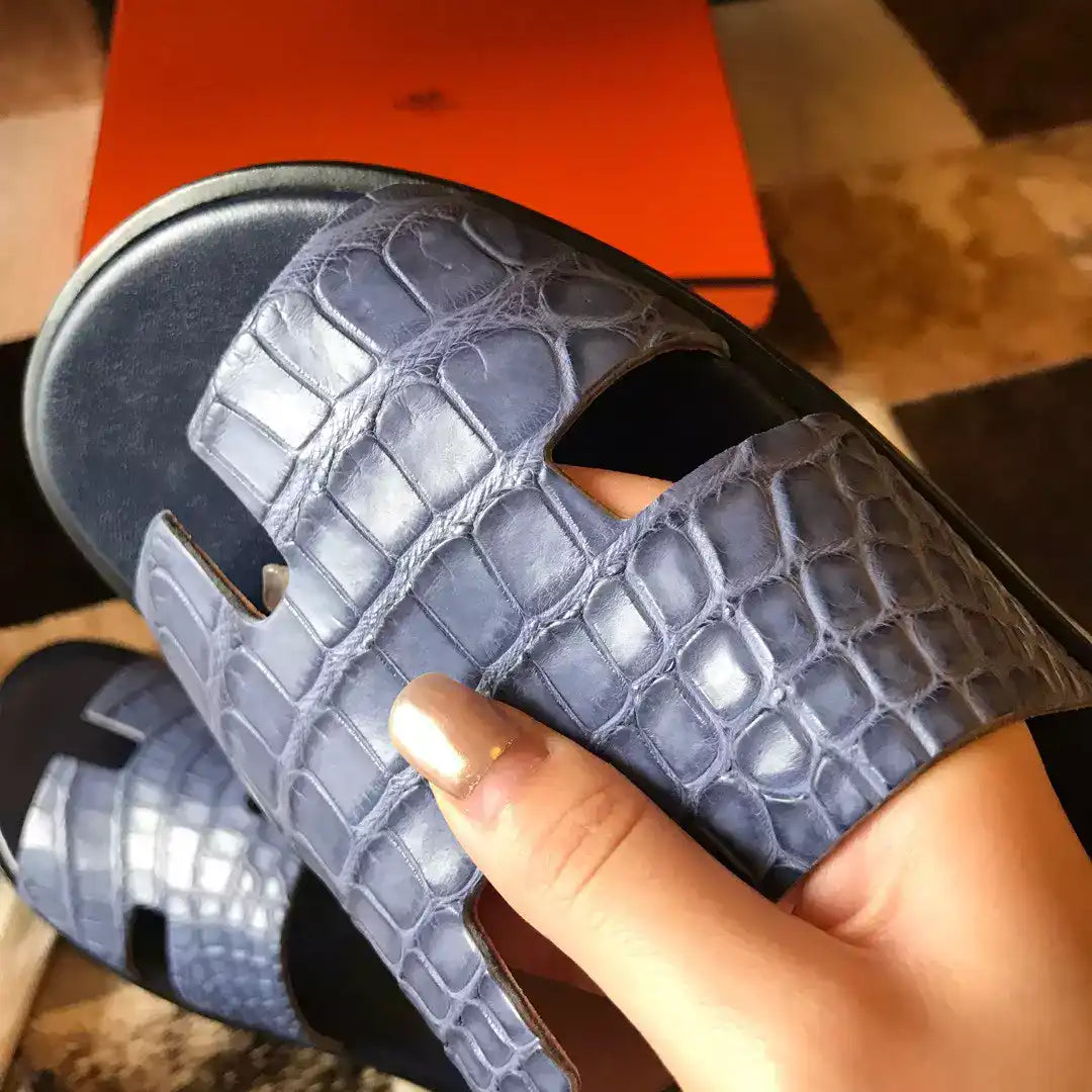 HERMES MEN’S IZMIR SANDALS IN BLUE MATTE NILOTICUS CROCODILE LEATHER – HMSD035