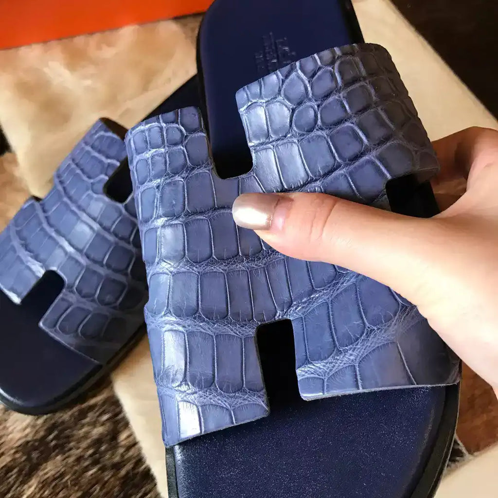 HERMES MEN’S IZMIR SANDALS IN BLUE MATTE NILOTICUS CROCODILE LEATHER – HMSD035