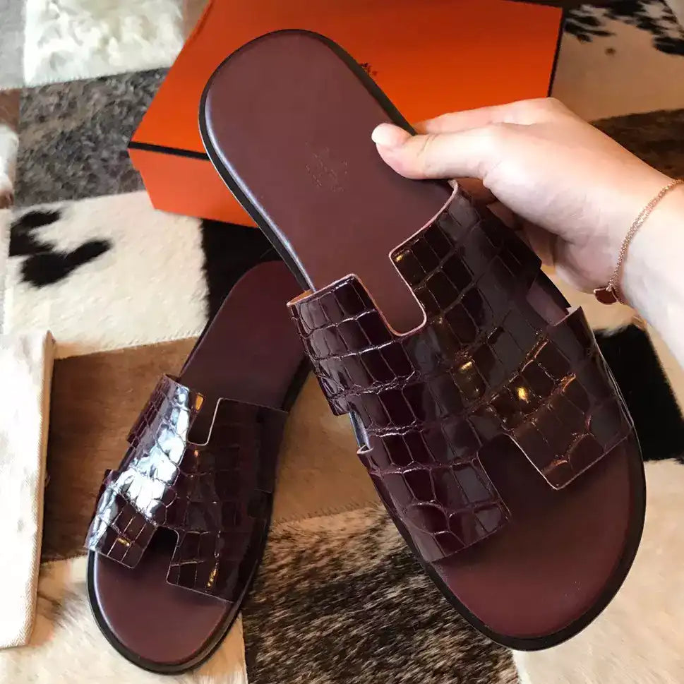HERMES MEN’S IZMIR SANDALS IN BORDEAUX SHINY NILOTICUS CROCODILE LEATHER – HMSD033