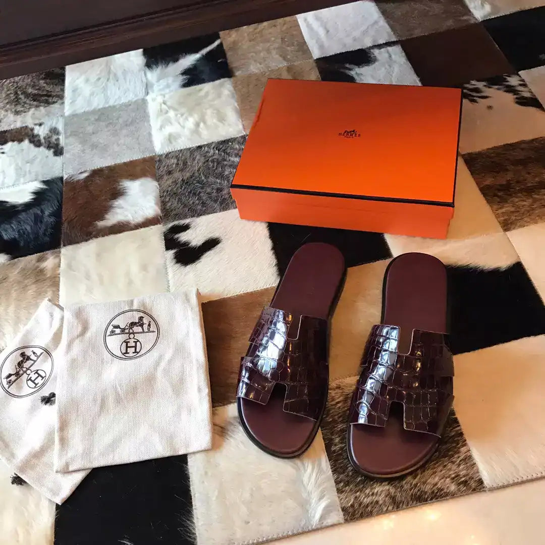 HERMES MEN’S IZMIR SANDALS IN BORDEAUX SHINY NILOTICUS CROCODILE LEATHER – HMSD033