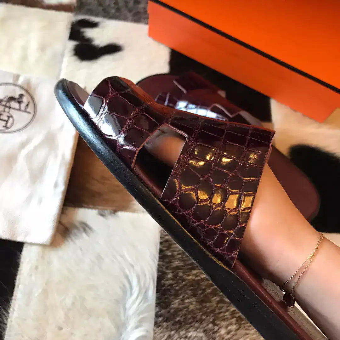 HERMES MEN’S IZMIR SANDALS IN BORDEAUX SHINY NILOTICUS CROCODILE LEATHER – HMSD033