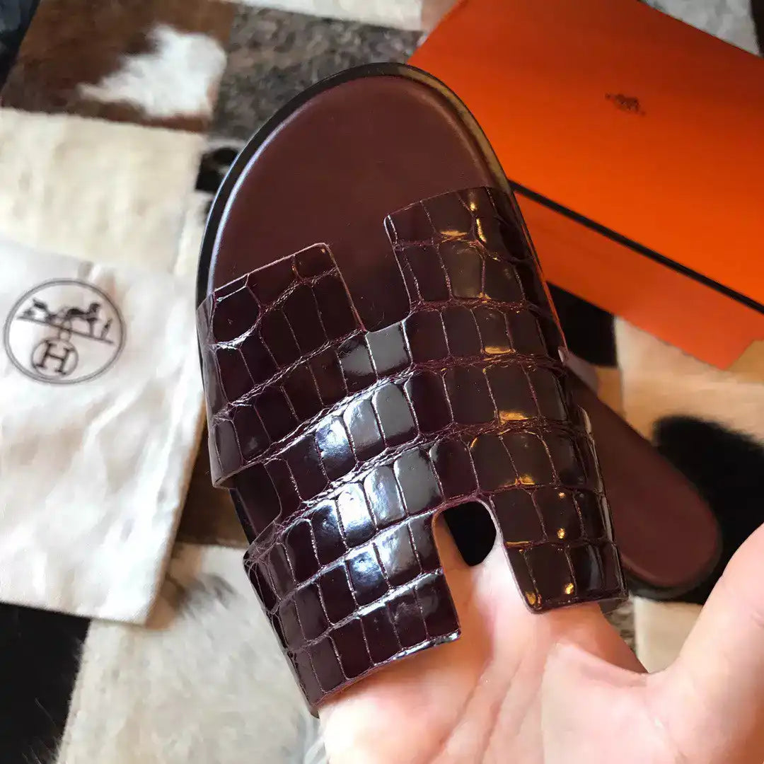 HERMES MEN’S IZMIR SANDALS IN BORDEAUX SHINY NILOTICUS CROCODILE LEATHER – HMSD033