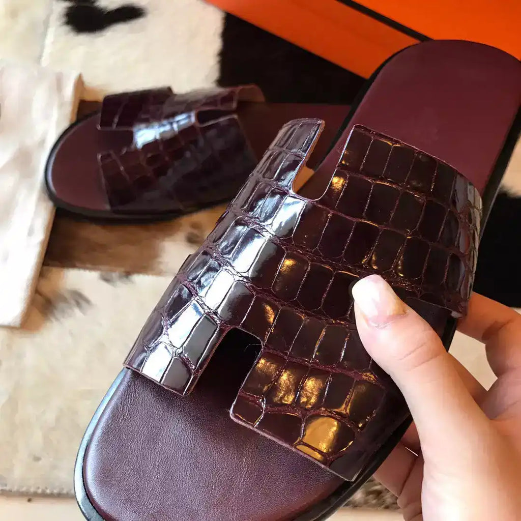 HERMES MEN’S IZMIR SANDALS IN BORDEAUX SHINY NILOTICUS CROCODILE LEATHER – HMSD033