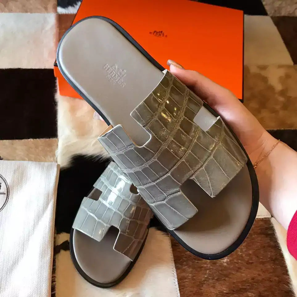 HERMES MEN’S IZMIR SANDALS IN GREY SHINY NILOTICUS CROCODILE LEATHER – HMSD032