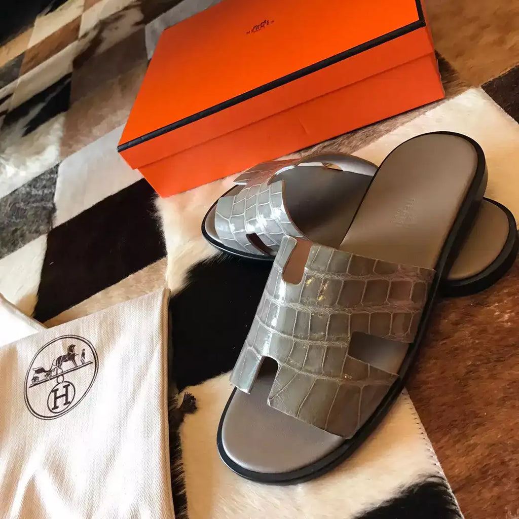 HERMES MEN’S IZMIR SANDALS IN GREY SHINY NILOTICUS CROCODILE LEATHER – HMSD032