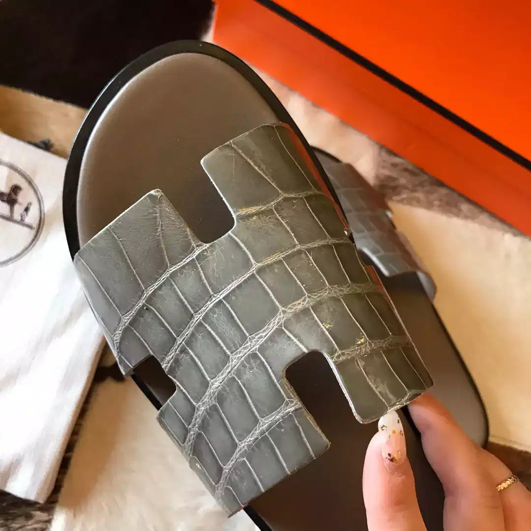 HERMES MEN’S IZMIR SANDALS IN GREY SHINY NILOTICUS CROCODILE LEATHER – HMSD032