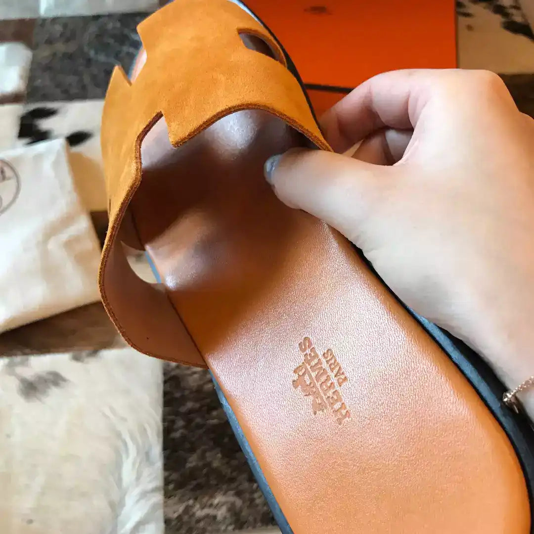HERMES MEN’S IZMIR SANDALS IN YELLOW SUEDE CALFSKIN – HMSD039