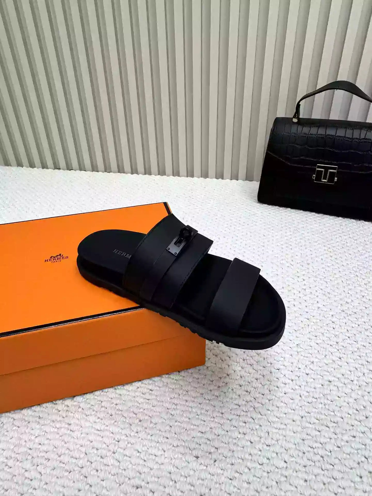 HERMES MEN’S JACKSON SANDAL IN BLACK CALFSKIN – HMSD042
