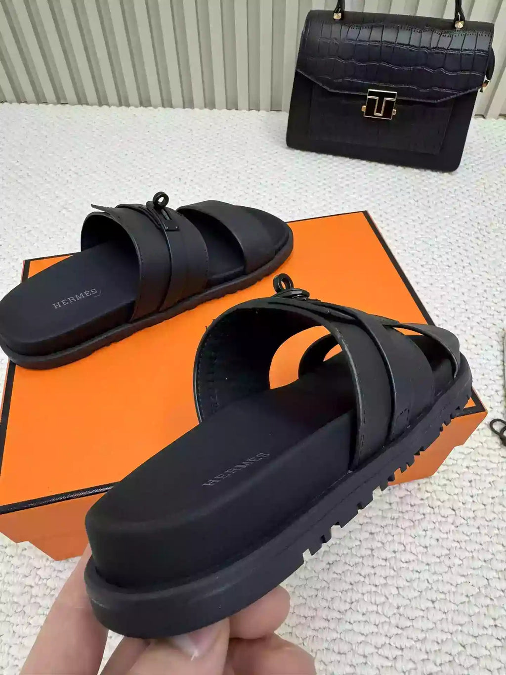 HERMES MEN’S JACKSON SANDAL IN BLACK CALFSKIN – HMSD042