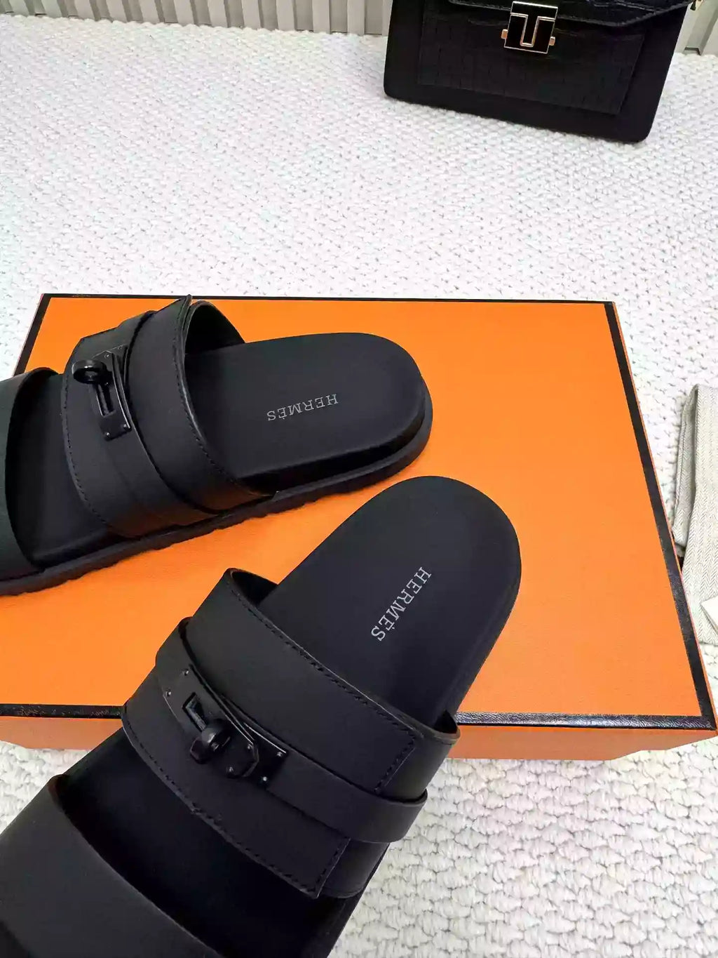 HERMES MEN’S JACKSON SANDAL IN BLACK CALFSKIN – HMSD042