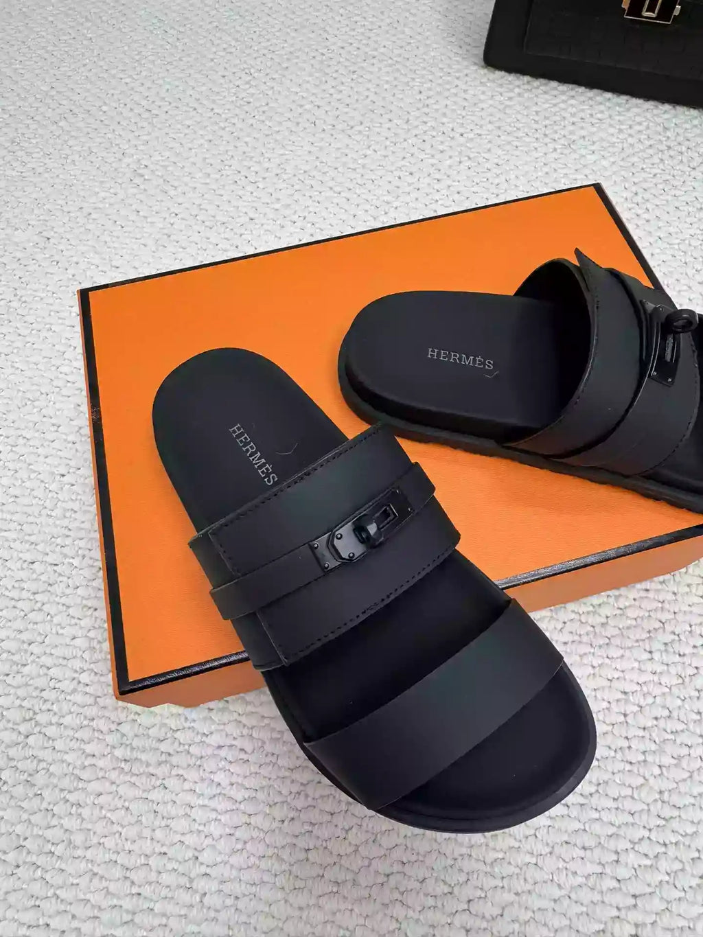 HERMES MEN’S JACKSON SANDAL IN BLACK CALFSKIN – HMSD042