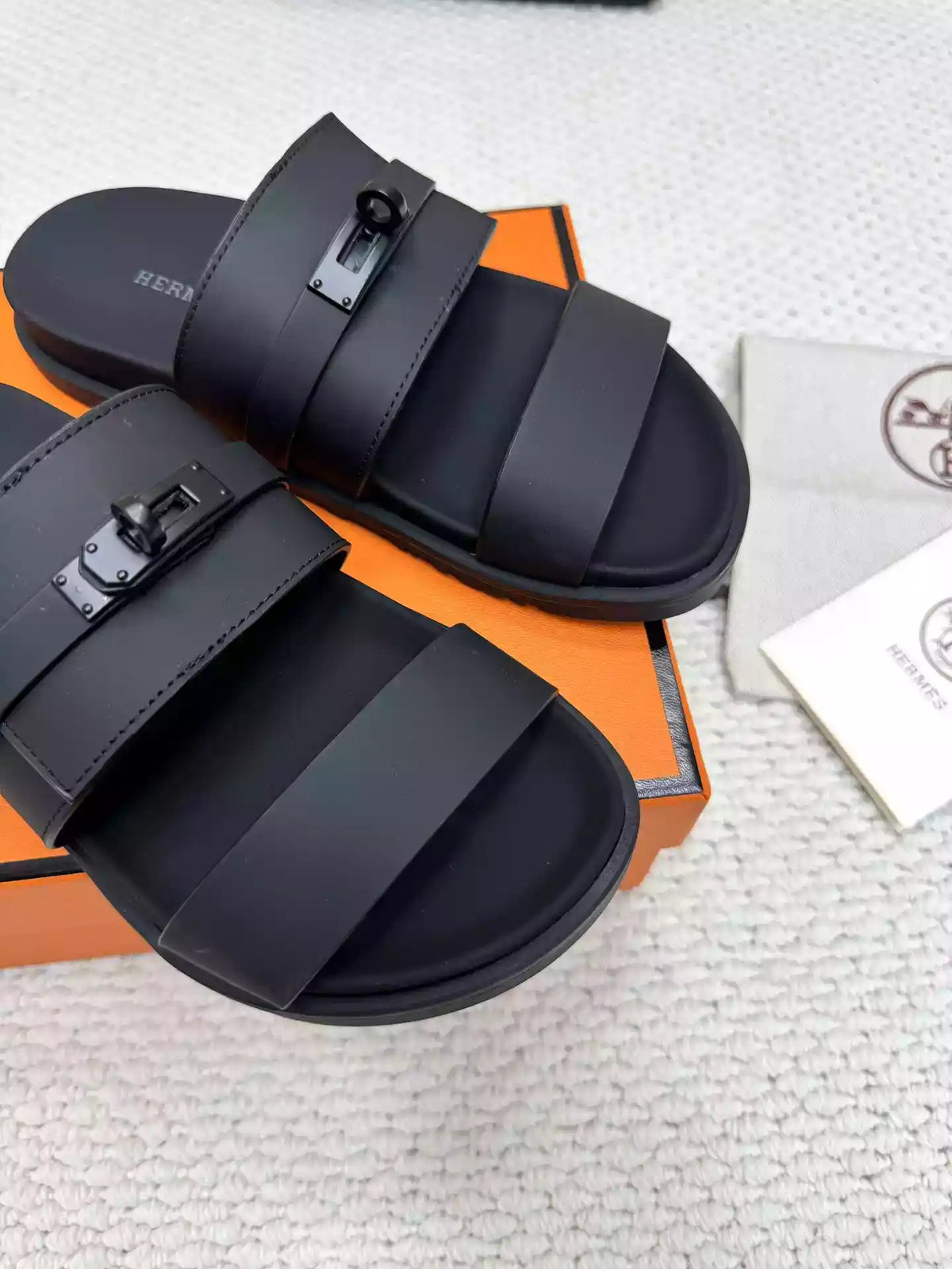 HERMES MEN’S JACKSON SANDAL IN BLACK CALFSKIN – HMSD042