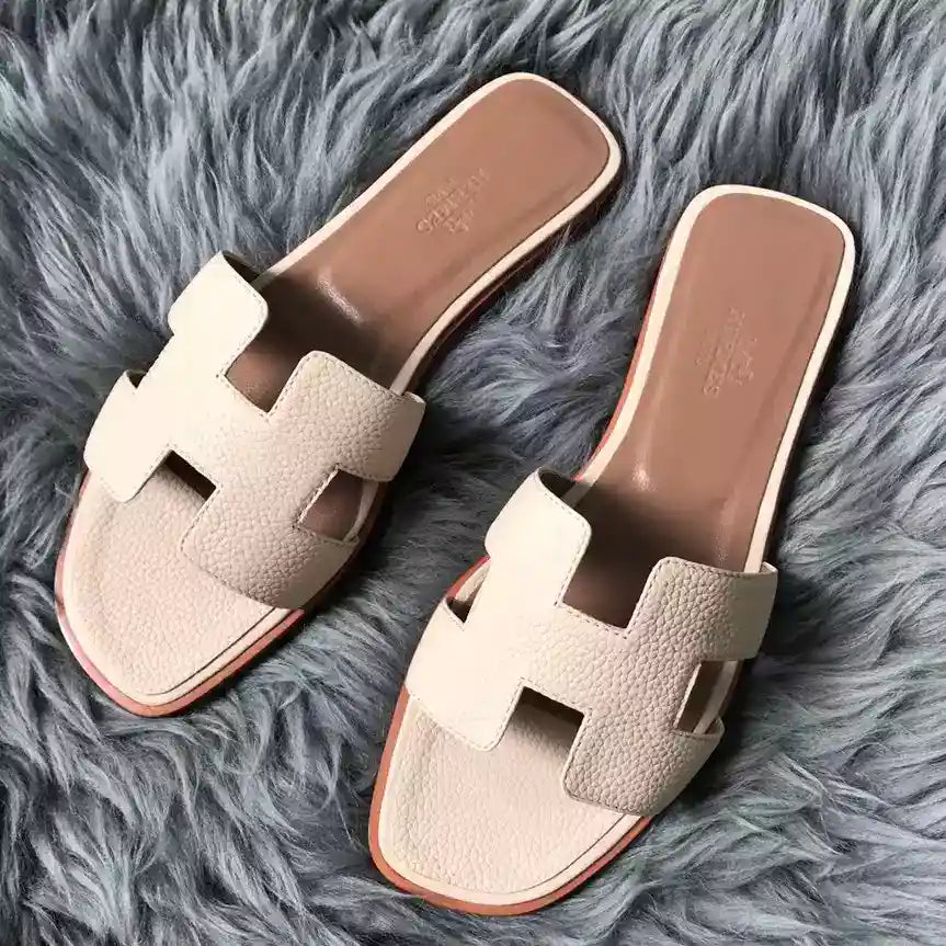 HERMES ORAN SLIDE SANDALS IN BETON CLEMENCE LEATHER – HMSD107