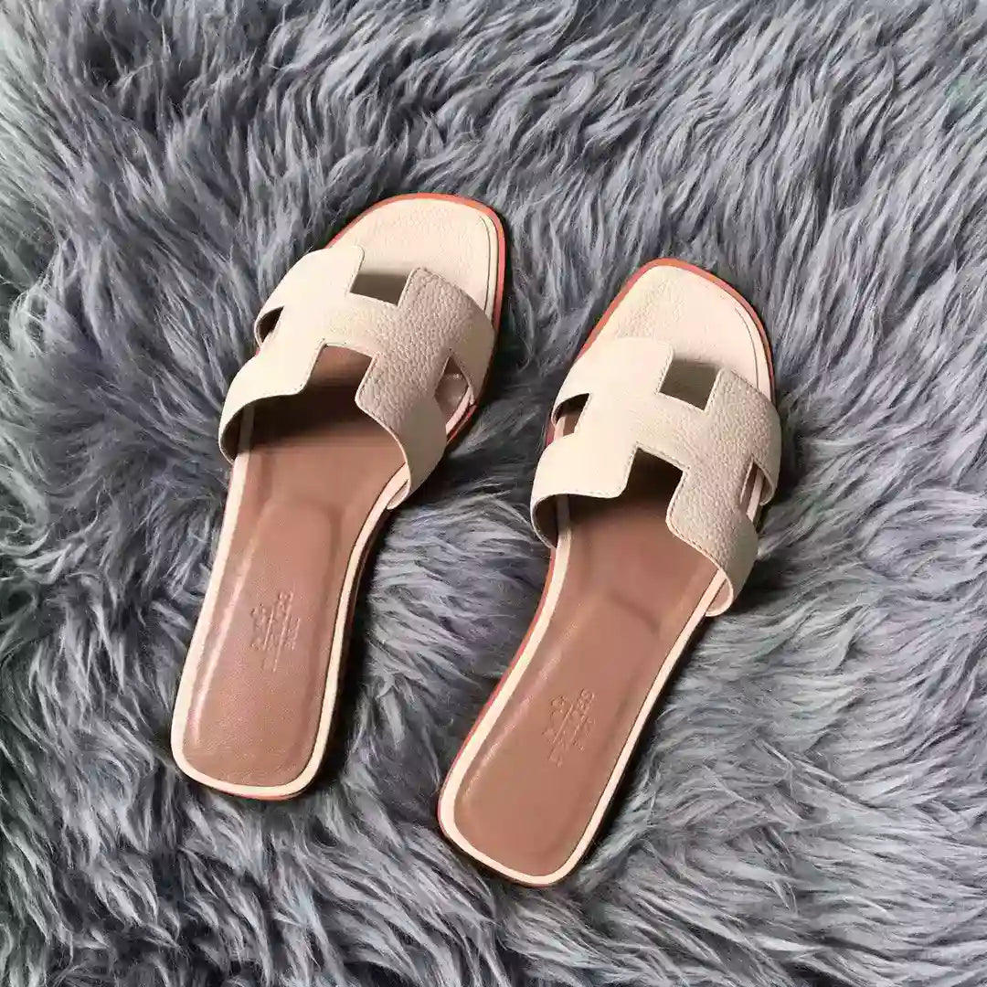 HERMES ORAN SLIDE SANDALS IN BETON CLEMENCE LEATHER – HMSD107