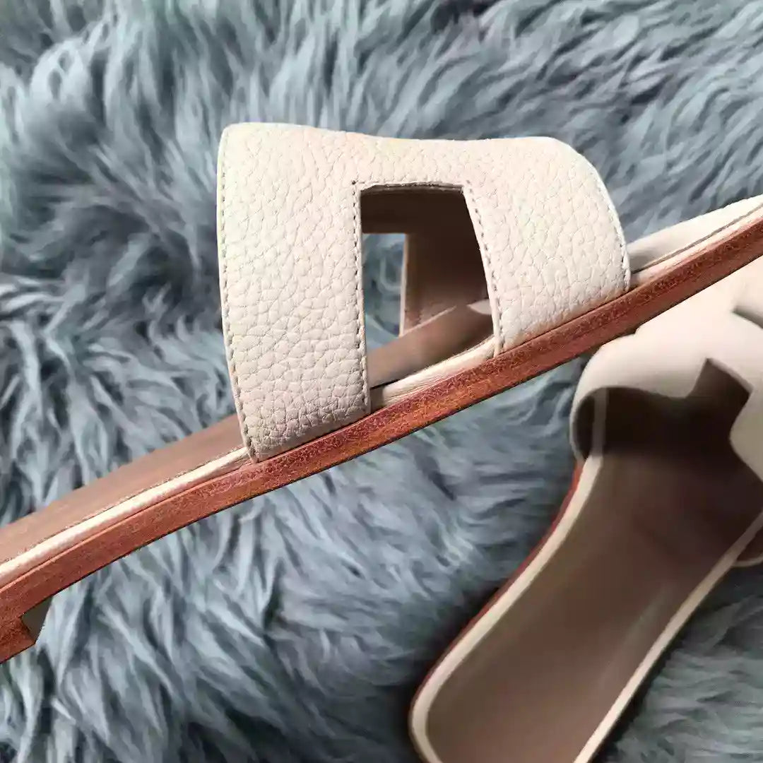 HERMES ORAN SLIDE SANDALS IN BETON CLEMENCE LEATHER – HMSD107