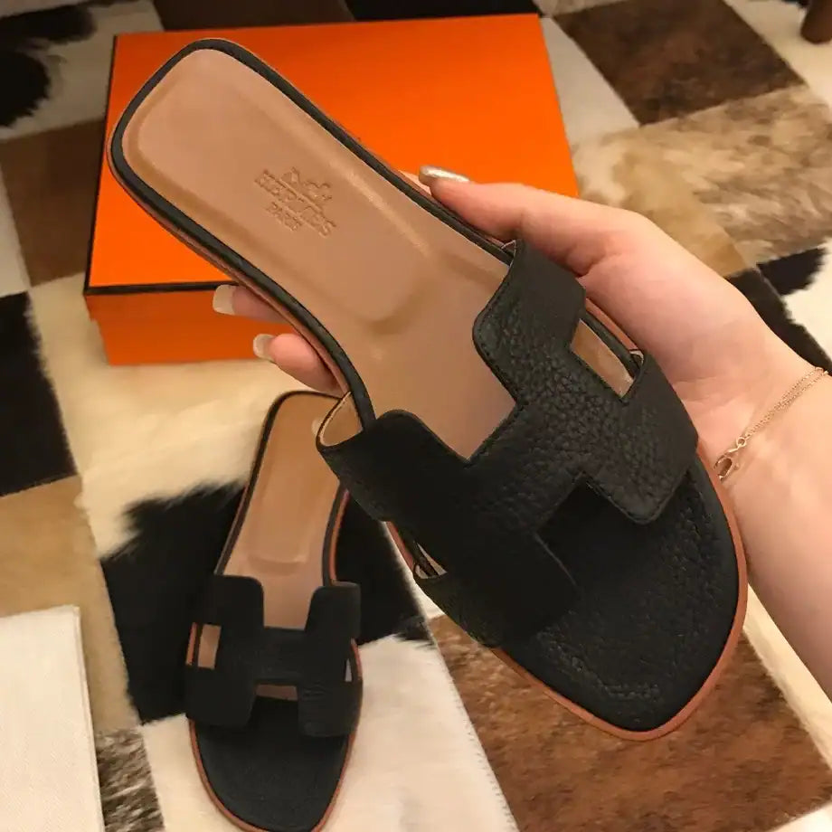 HERMES ORAN SLIDE SANDALS IN BLACK CLEMENCE LEATHER – HMSD104