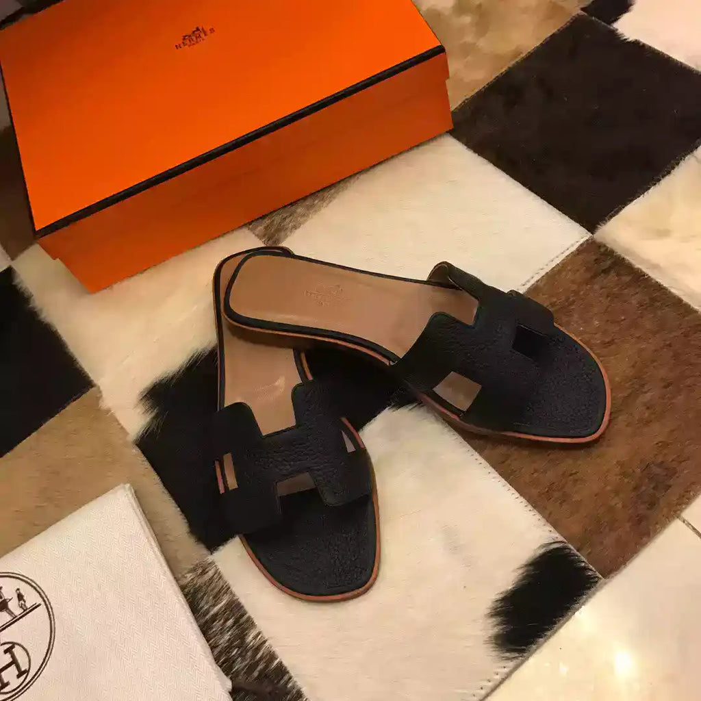 HERMES ORAN SLIDE SANDALS IN BLACK CLEMENCE LEATHER – HMSD104