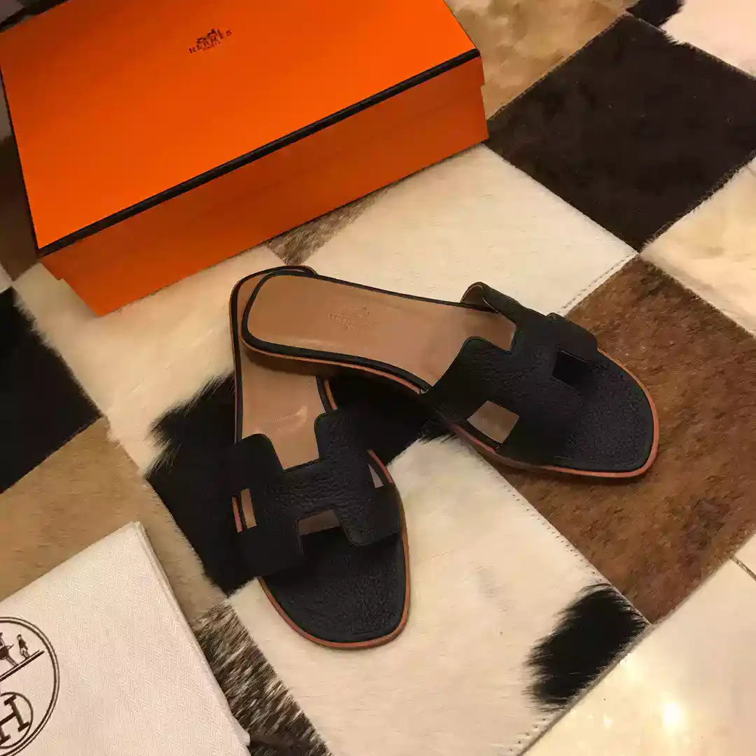HERMES ORAN SLIDE SANDALS IN BLACK CLEMENCE LEATHER – HMSD104