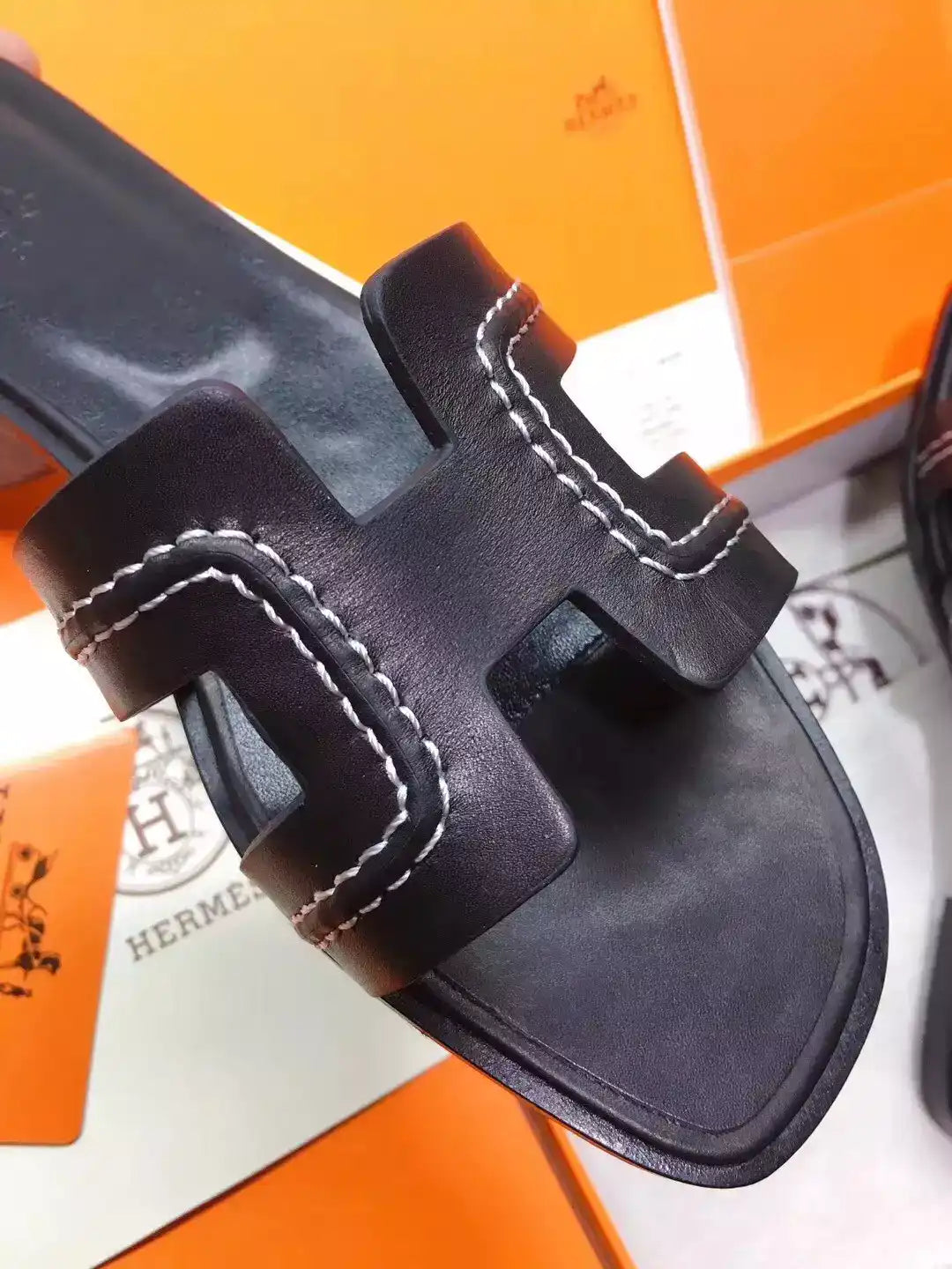 HERMES ORAN SLIDE SANDALS IN BLACK LEATHER WITH STITCHED – HMSD044