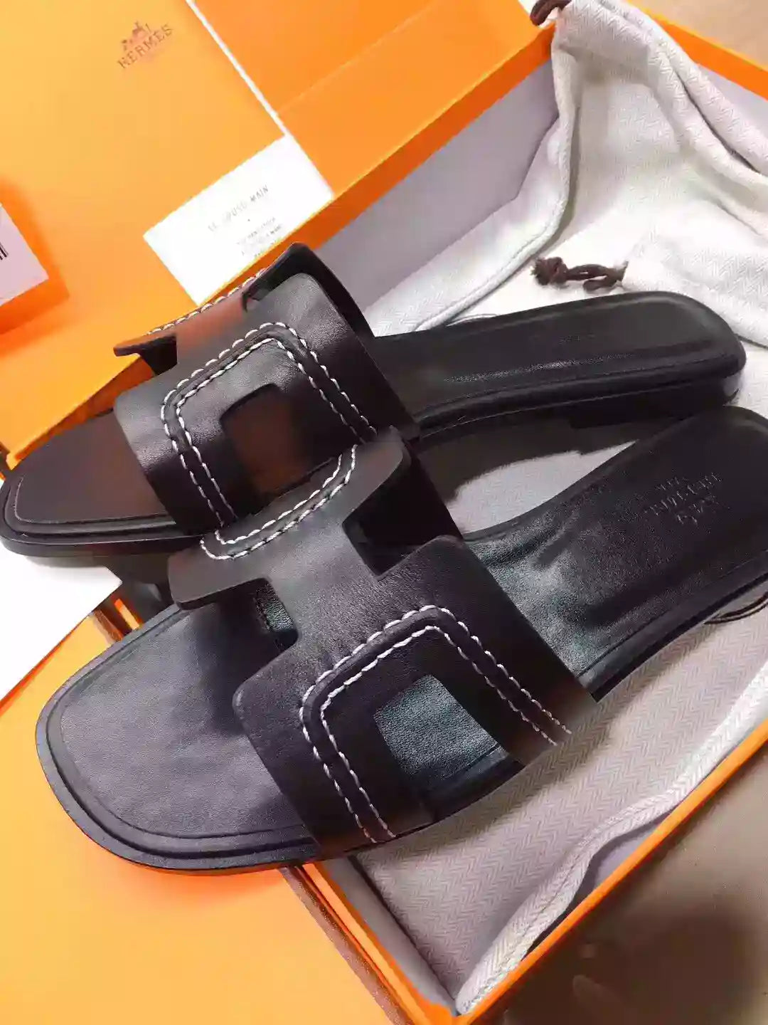 HERMES ORAN SLIDE SANDALS IN BLACK LEATHER WITH STITCHED – HMSD044