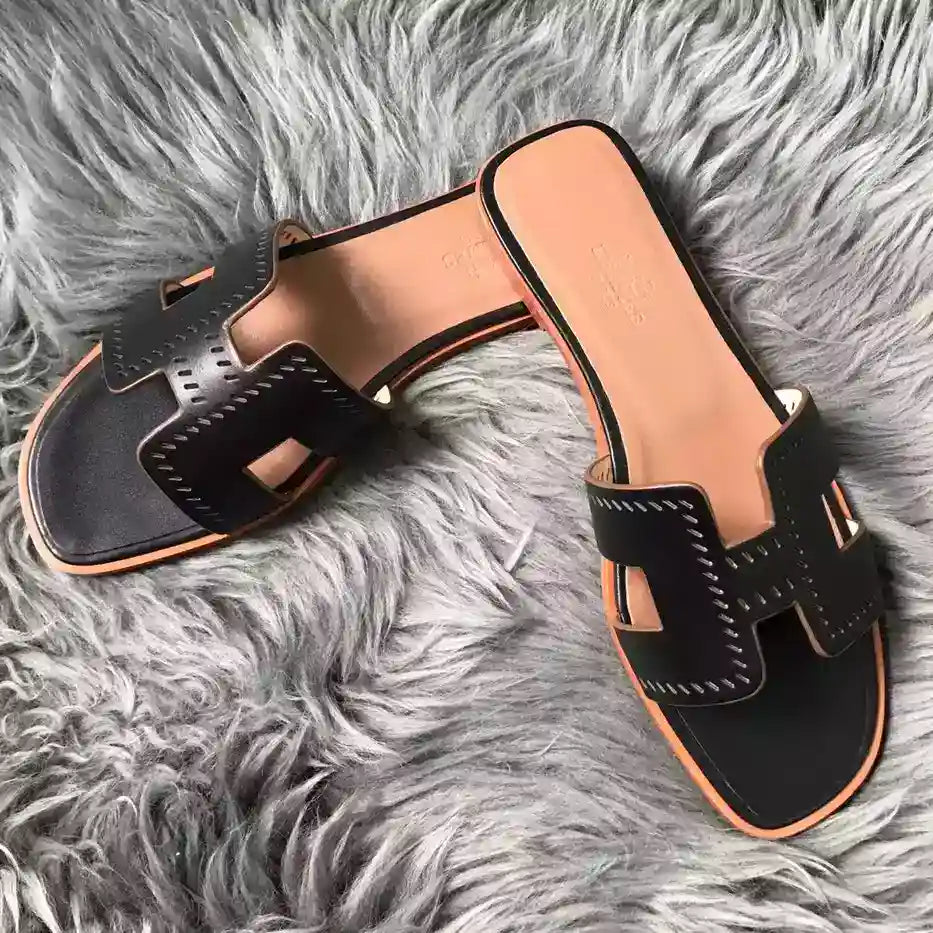 HERMES ORAN SLIDE SANDALS IN BLACK SWIFT PERFORATED CALFSKIN – HMSD100